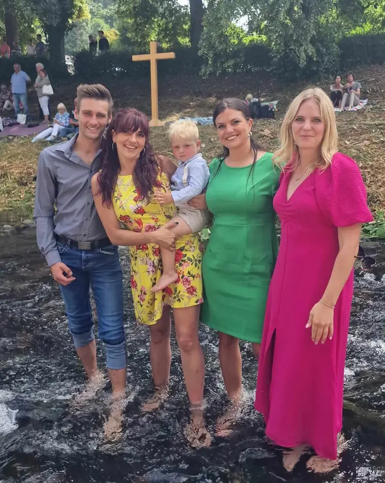 Louis Arnold mit seinen Eltern und Taufpatinnen. Er wurde beim Tauffest 2023 an der Enz getauft.