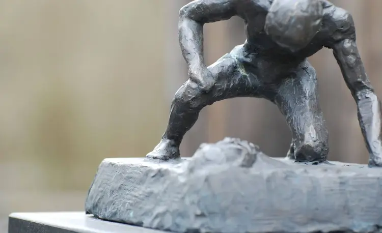 Skulptur vor der KZ-Gedenkstätte Vaihingen an der Enz Skulptur vor der KZ-Gedenkstätte Vaihingen an der Enz