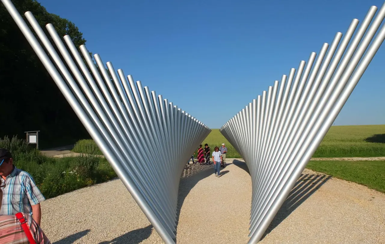 Je nachdem, aus welcher Richtung die Wanderer die Skulptur durchschreiten, verengt oder weitet sich zunächst die Perspektive - bevor es dann genau andersherum zu erleben ist. Manche sehen in dem Kunstwerk aber auch ganz einfach „Engelsflügel“.