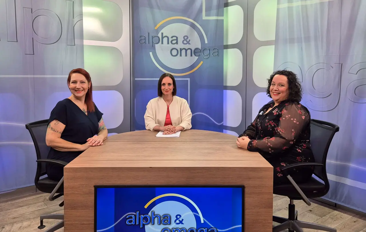 Nadja Seipel und Carmen Dreyer_Familienhörbuch_c Alpha & Omega_20240507_155331_0 Nadja Seipel (links) und Carmen Dreyer (rechts) im Gespräch mit Moderatorin Heidrun Lieb (Mitte)