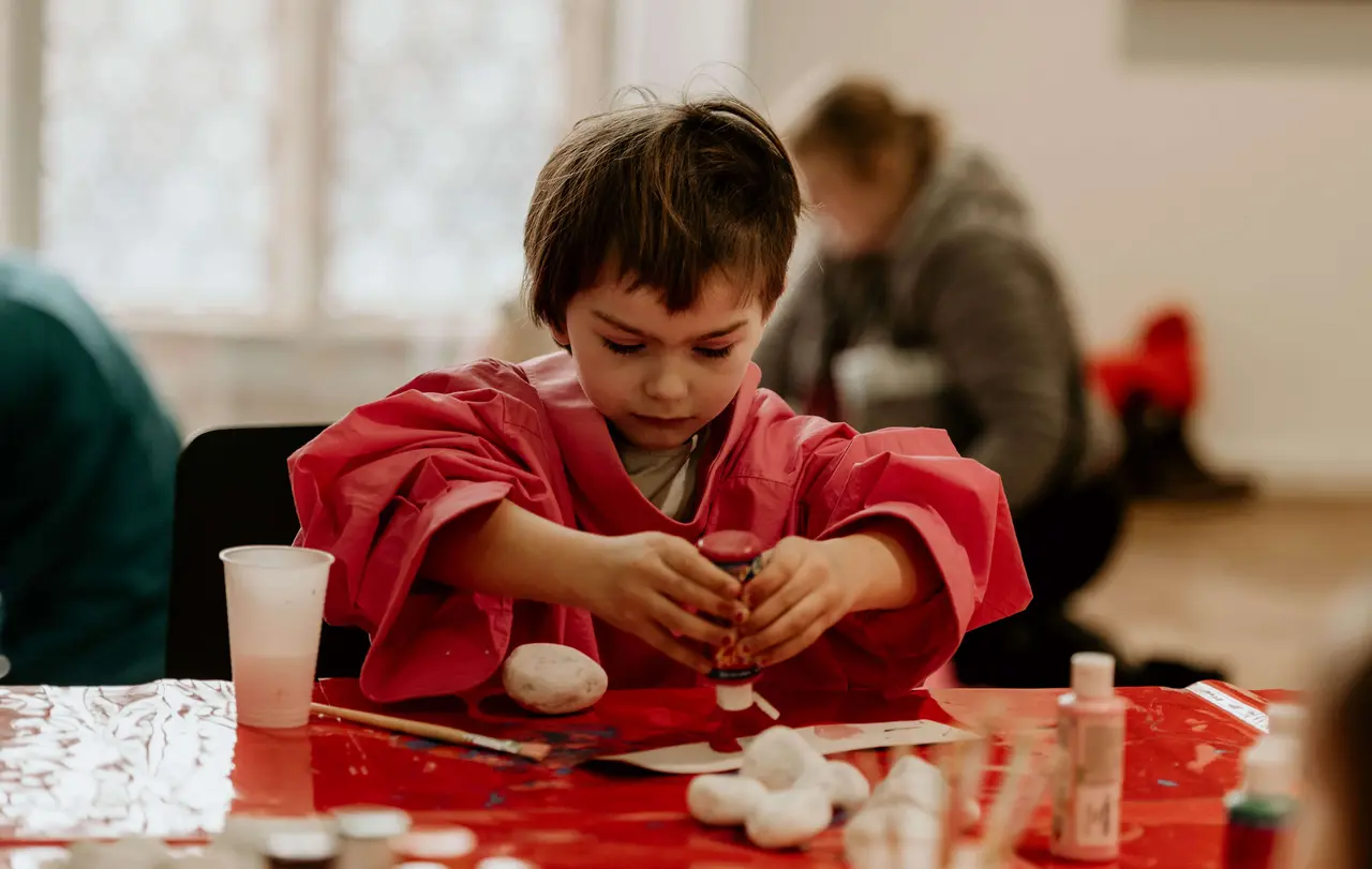 Selbst kreativ sein und das gemeinsam mit der Familie und anderen Familien: Das ist in der „Kirche Kunterbunt“ möglich.