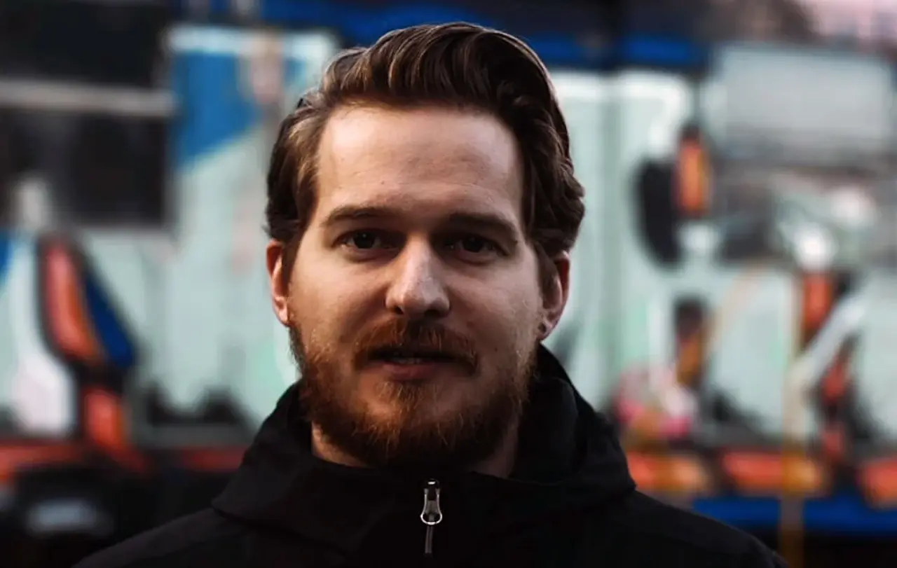 Poetry Slammer Micha Kunze nimmt die Zuschauer mit auf seine gedankliche Reise durch die Adventszeit.