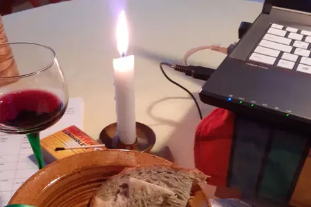 Eine Kerze, Brot und Wein, das Segensband und der Laptop: Diese Utensilien braucht Pfarrerin Beate Ellenberger für das digitale Abendmahl.
