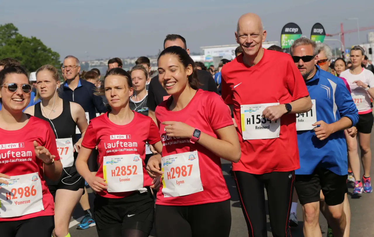 Die insgesamt 87 Läuferinnen und Läufer des Evangelischen Jugendwerks „sammelten“ nicht nur Kilometer - sondern auch mehr als 15.000 Euro an Spenden.