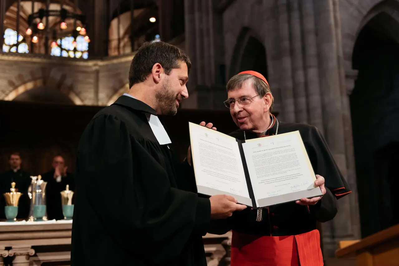 Unterzeichnung der Absichtserklärung zu einem gemeinsamen Dialog zwischen GEKE Ratspräsident Gottfried Locher und Kardinal Kurt Koch während des Schweizertags im Basler Münster.