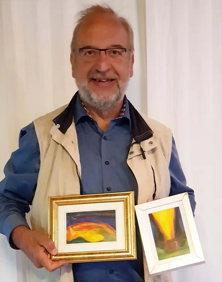 Etliche seiner Wachsmalereien schmücken das Heim der Familie Leitlein.