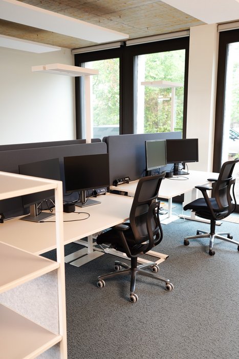 Arbeitsbereich im neuen Verwaltungsgebäude des Oberkirchenrats.