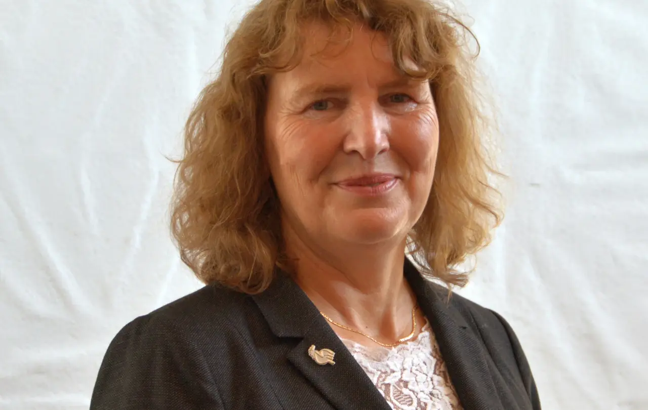 Siglinde Hinderer Leiterin des Umweltreferats und Umweltbeauftragte der württembergischen Landeskirche Siglinde Hinderer leitet das Umweltreferat im Oberkirchenrat.