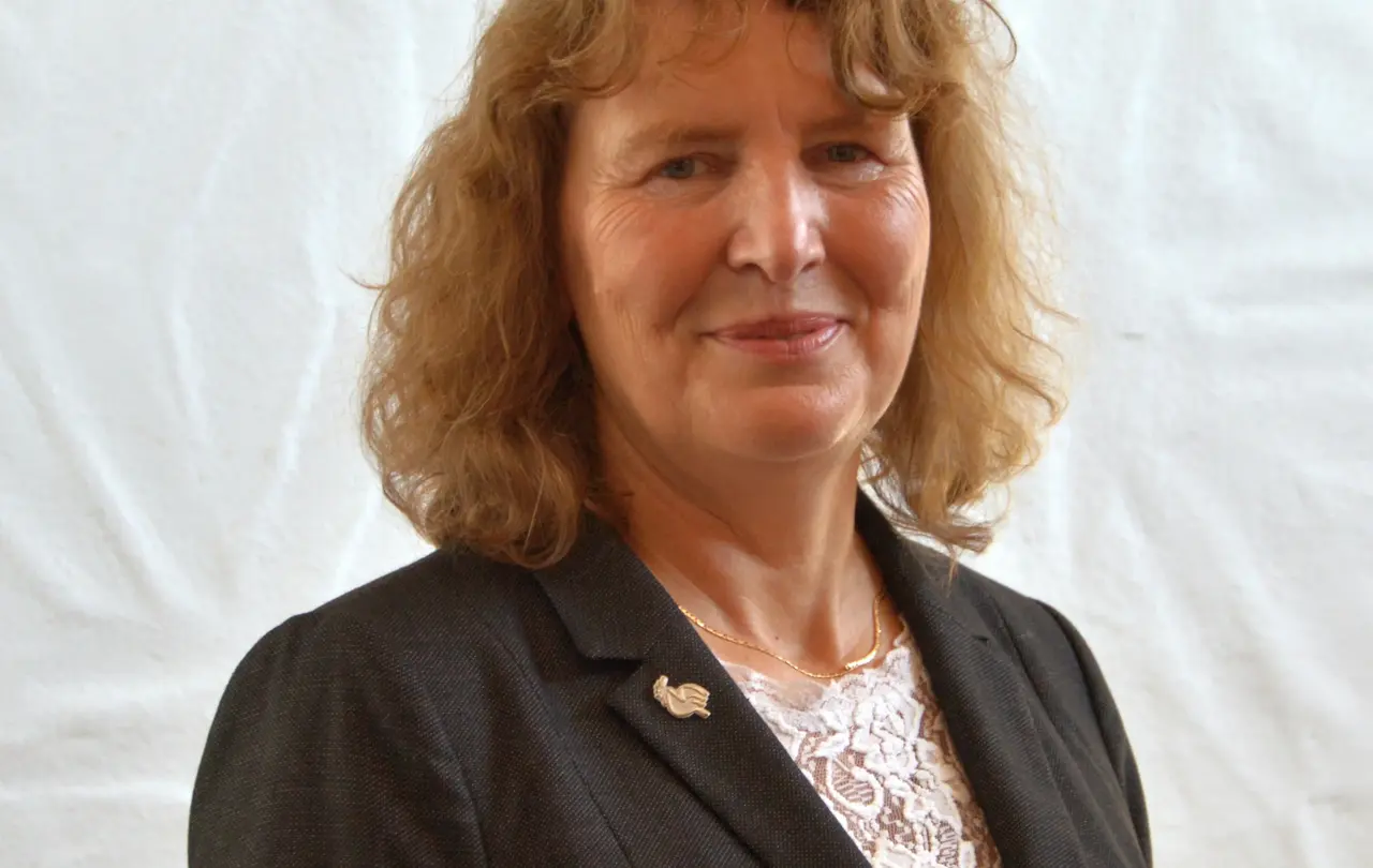 „Ich wünsche mir, dass wir uns diese Aufgabe gemeinsam stellen: weil uns Klimagerechtigkeit ein christliches Anliegen ist, weil wir die Sorgen der Jugendlichen ernst nehmen und unseren Kindern eine lebenswerte Erde erhalten wollen und weil wir Gottes Schöpfung achten. Es ist offensichtlich, dass ein ‚weiter wie bisher‘ keine Alternative ist“, sagt Siglinde Hinderer.