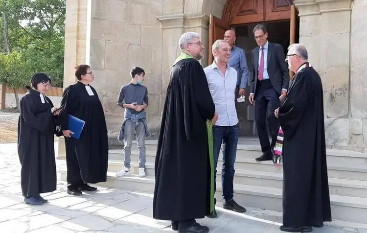 Der Landesbischof im Gespräch mit den Pfarrerinnen Albina Sotowa (l.) und Irina Solej (2.v.l.), dem Georgischen Lutherischen Bischof Markus Schoch (Mitte), dem deutschen Botschafter Hubert Knirsch (2.v.r.) und anderen.