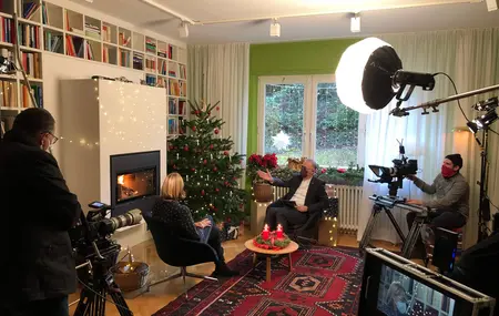 Landesbischof Dr. h.c. Frank Otfried July bei der TV-Sendung zu Weihnachten 2020 im Bischofshaus im Gespräch mit Martina Rudolph-Zeller, der Leiterin der Telefonseelsorge Stuttgart. Auch 2020 hatte Landesbischof July per TV zu sich nach Hause eingeladen. Dieses Jahr gibt es eine Fortsetzung.