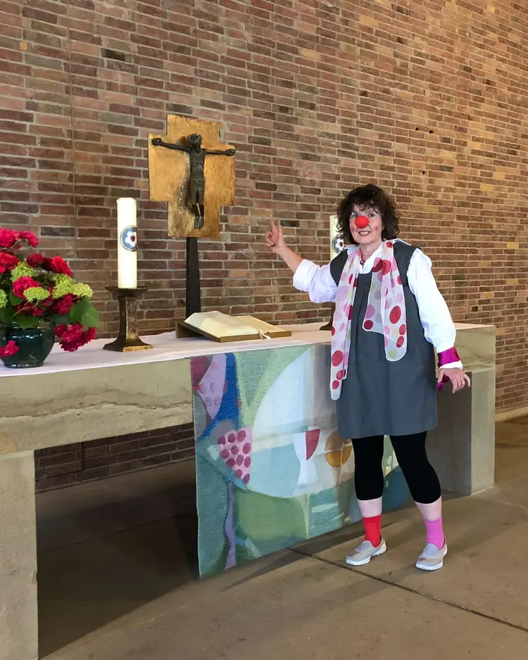 Nicole Huber alias Clownin Friederika führt Interessierte zur die Matthäuskirche in Backnang.