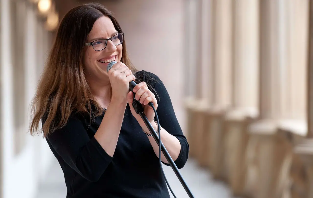 Simone Herter hat als Masterarbeit für ihr Kirchenmusikstudium einen Rundgang durch die Schlosskapelle in Stetten vertont.
