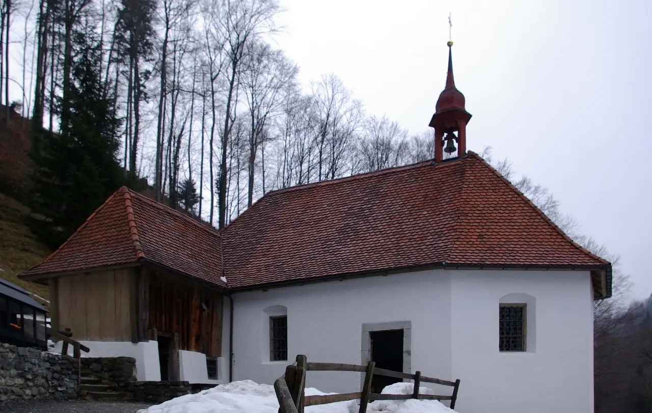 Die obere Ranftkapelle mit der angebauten Klause des schweizer Mystikers Nikolaus von Flüe.