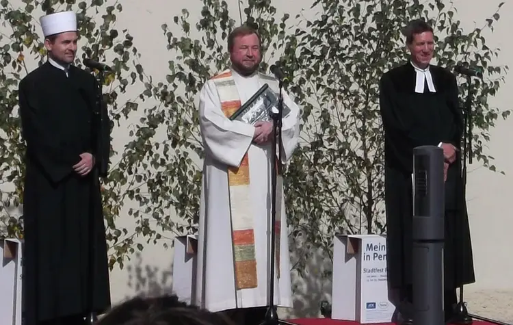 Ein Beispiel aus dem bayerischen Penzberg: Beim Stadtfest 2011 feiern Imam Benjamin Idriz (v.l.) sowie der katholische Pfarrer Josef Kirchensteiner und der evangelische Pfarrer Klaus Pfaller gemeinsam einen Gottesdienst (Archivfoto).