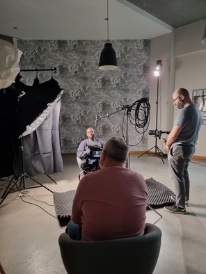 Rapper Sugar MMFK und Kameramänner beim Dreh