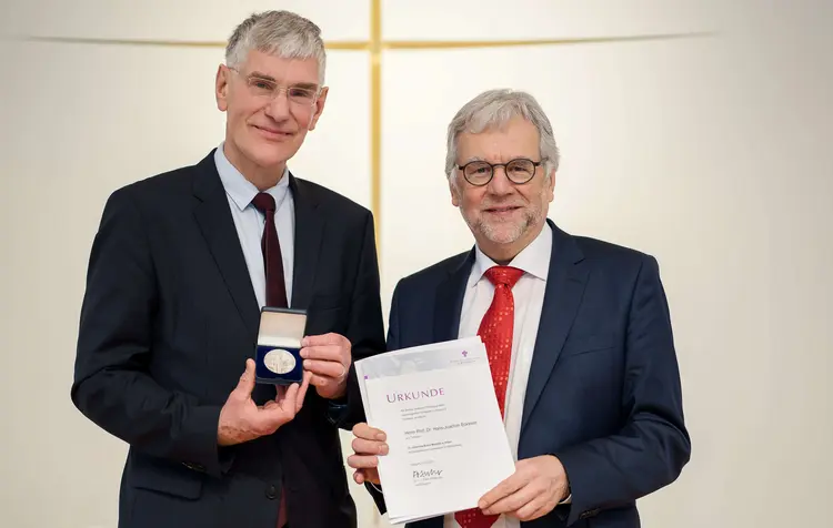 Professor Hans-Joachim Eckstein erhält die silberne Brenz-Medaille.