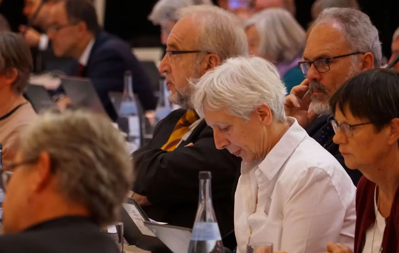 Eva Glock im Plenum; links neben ihr der Synodale Hans Leitlein, der wie Eva Glock nach vier Legislaturperioden aus der württembergischen Landessynode ausscheidet.