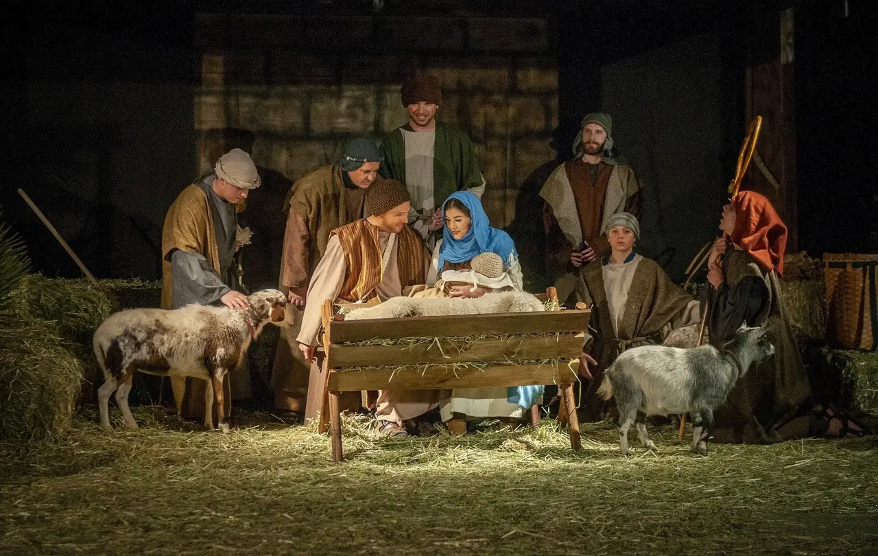 Eine sogenannte lebendige Krippe stellt die Geburt Jesus' vor 2.000 Jahren in einem Stall nach.