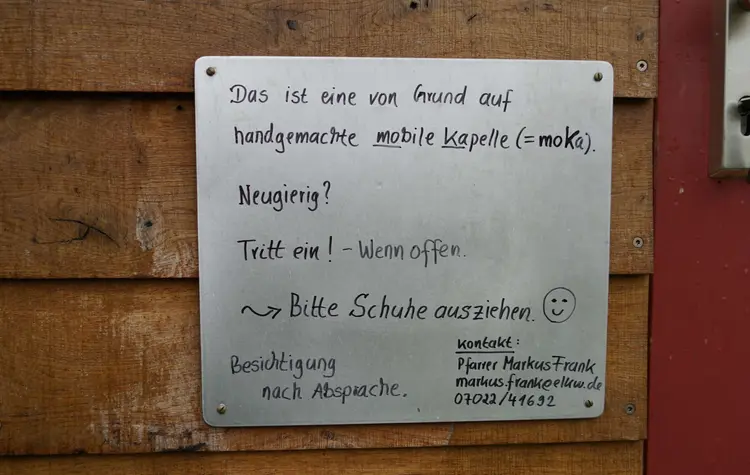 Das Schild neben der Tür fordert auf: Bitte Schuhe ausziehen!