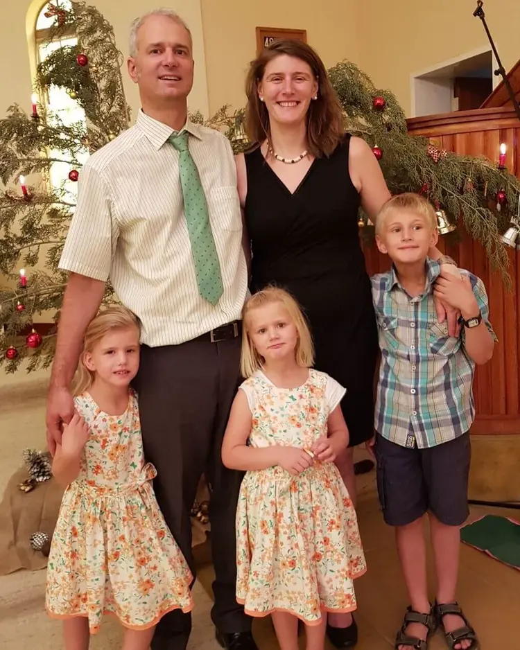 Sven von Eicken mit seiner Familie in Namibia.