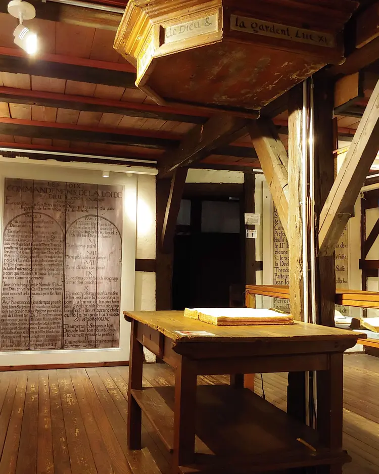 Waldensischer Abendmahlstisch und Schalldeckel im Henri-Arnaud-Haus in Schönenberg.