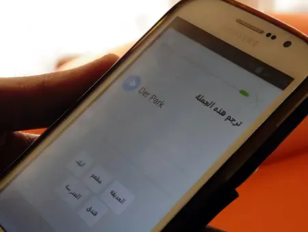 Mit einer Sprach-App lernt Jned Ossi zusätzlich Vokabeln und deutsche Redewendungen.