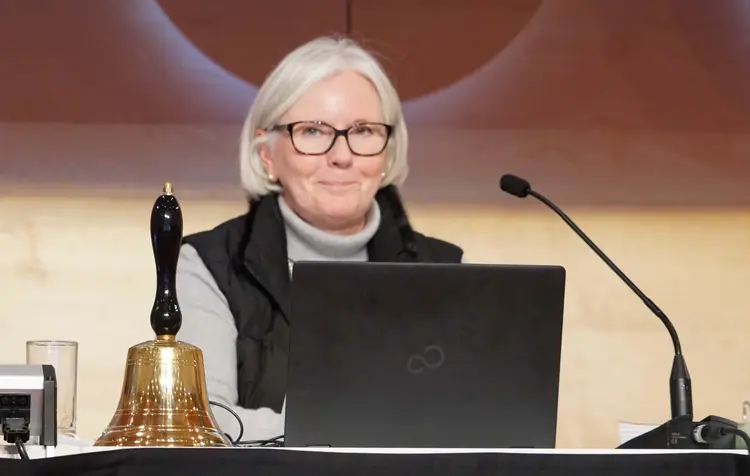 Präsidentin Sabine Foth mit der Glocke. Diese wird geläutet, wenn Synodale das Ende ihrer Redezeit erreichen. In der Aktuellen Stunde passierte dies häufiger.