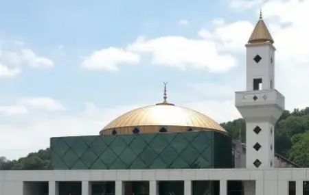 Der  islamische Gebetsruf ist derzeit in einigen Orten lautsprecherverstärkt zu hören. Die Kommunen entscheiden unterschiedlich.