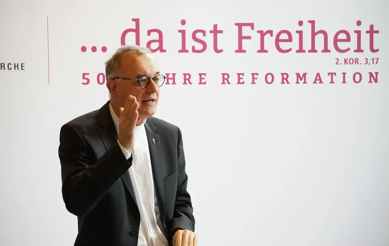 Landesbischof July bei der Pressekonferenz zum Reformationsjubiläum 2017 in der Schlosskirche in Stuttgart.