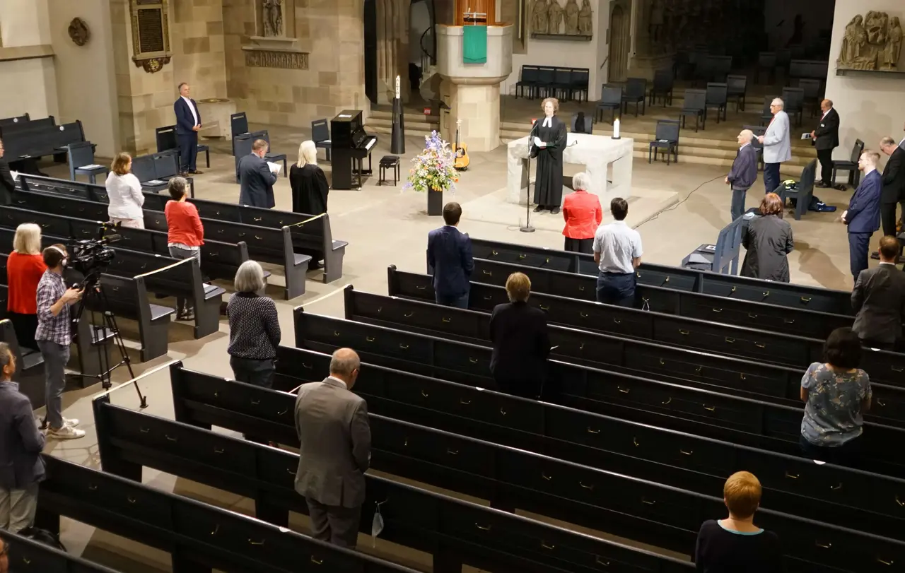 Abstand halten auch im Eröffnungsgottesdienst. Die Synode tagt hybrid.