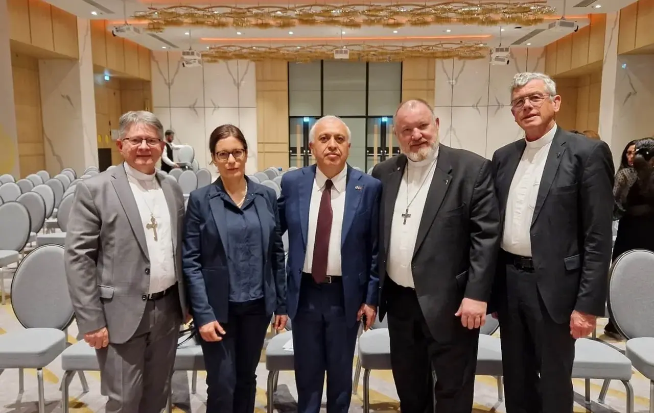 V.l.n.r.: Marc Frédéric Muller, Susanne Schenk, Dr. Asgot Smbatyan (armenischer Botschafter in Ungarn und Georgien), Rolf Bareis, Ulrich Heckel nach der Gedenkfeier.