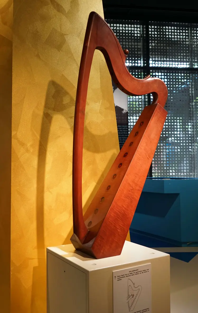 Die Harfe ist ein uraltes (biblisches) Instrument - und jeder kann sie spielen. Zumindest diese Laser-Harfe... Ausprobieren lohnt sich.