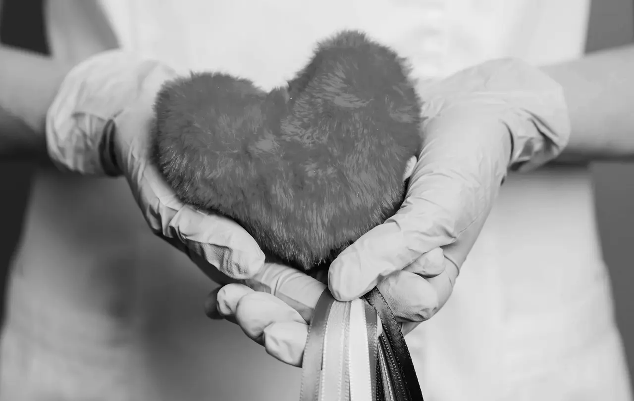 Auch unter strengen Hygiene-Auflagen vermitteln Seelsorgerinnen und Seelsorger in Krankenhäusern und Hospizen viel Trost und menschliche Nähe