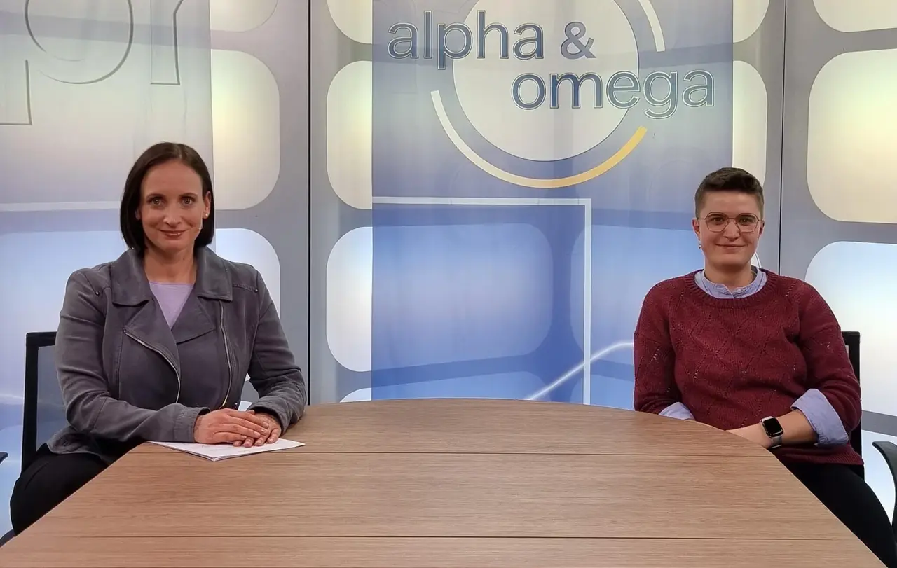 Die bisher jüngste Präses der EKD-Synode, Anna-Nicole Heinrich, im Gespräch mit Moderatorin Heidrun Lieb bei „Alpha & Omega”.