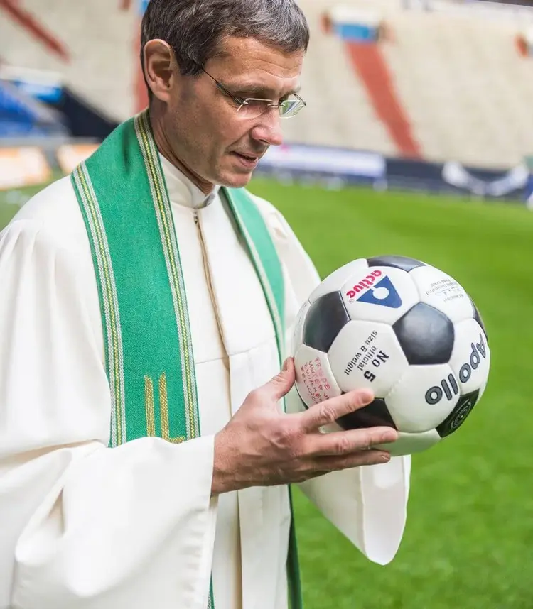 Die Kapelle liegt im Herzen der Arena und ist mit dem Anstoßkreis auf dem Spielfeld in einer Sichtlinie verbunden.
