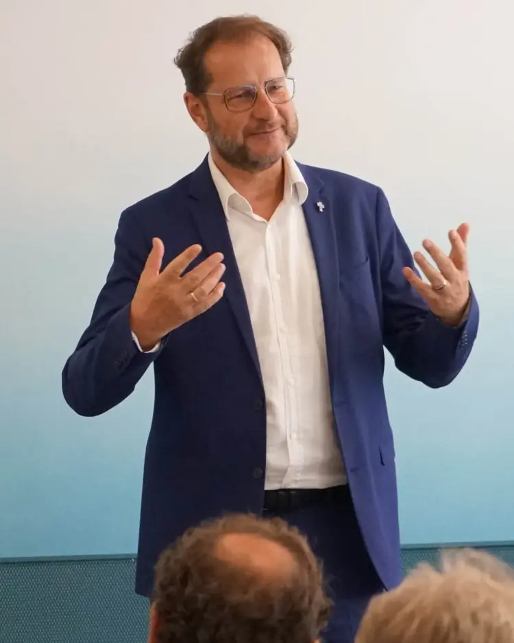 Pfarrer Helmut Liebs (Fundraising und Stiftungsmanagement) führte durch die Veranstaltung.