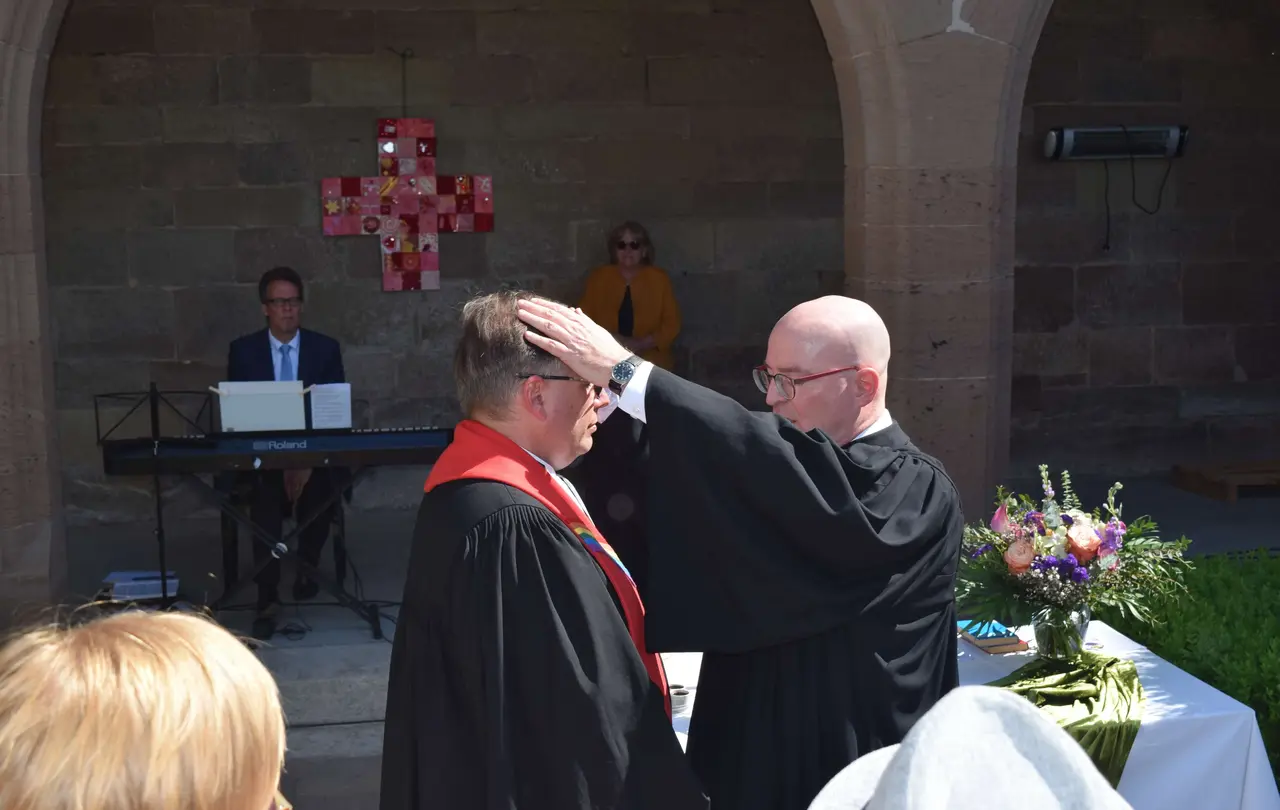 Kirchenrat Dr. Jörg Schneider führte Pfarrer Markus Grapke feierlich in sein neues Amt als Landespfarrer für Kindergottesdienst ein.