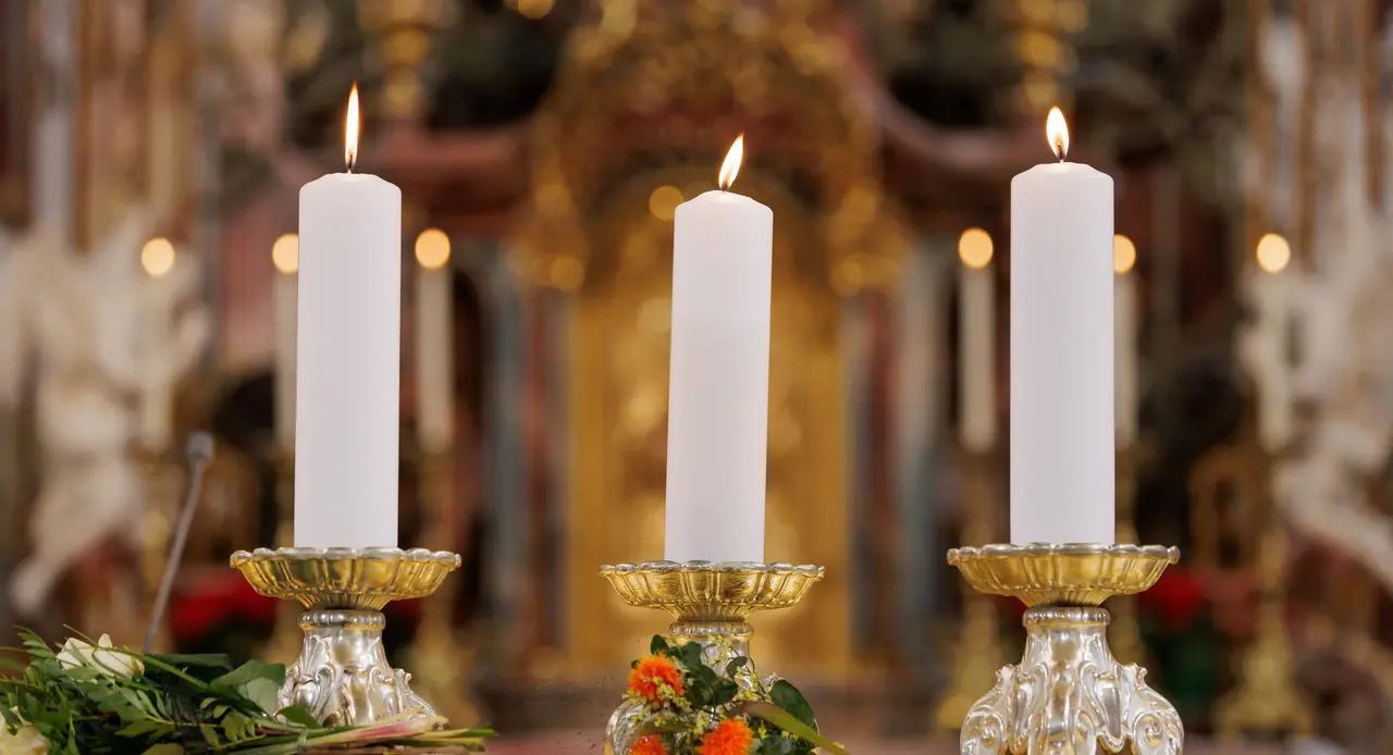 Gedenkgottesdienst Zwiefalten 1.8.25 Drei Kerzen auf dem Altar standen im Gottesdienst für die drei Menschen, die bei dem Eisenbahnunglück ums Leben gekommen sind.