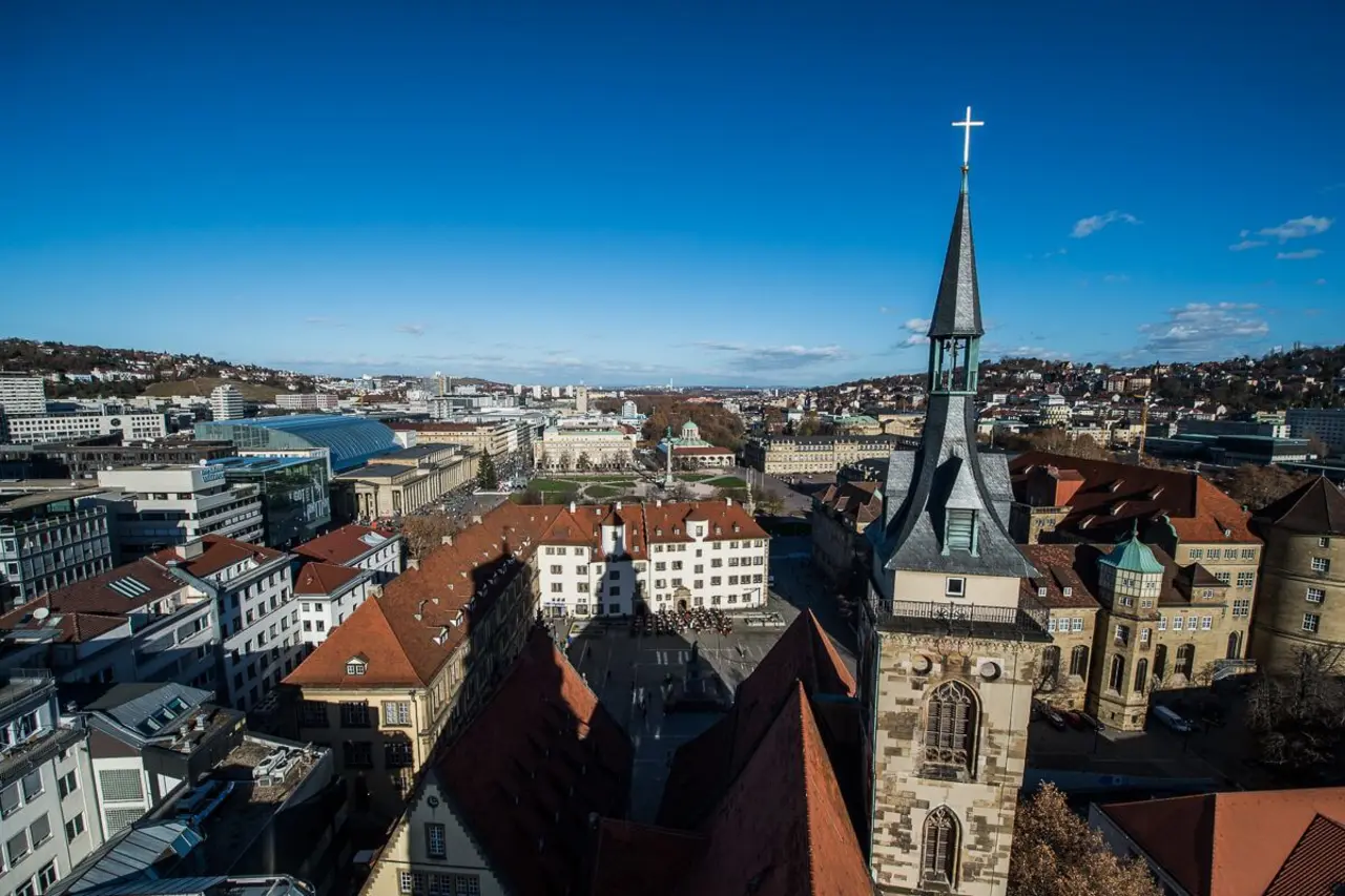 Ein Blick über den Kessel. im Vordergrund der Turm der Stuttgarter Stiftskirche.
