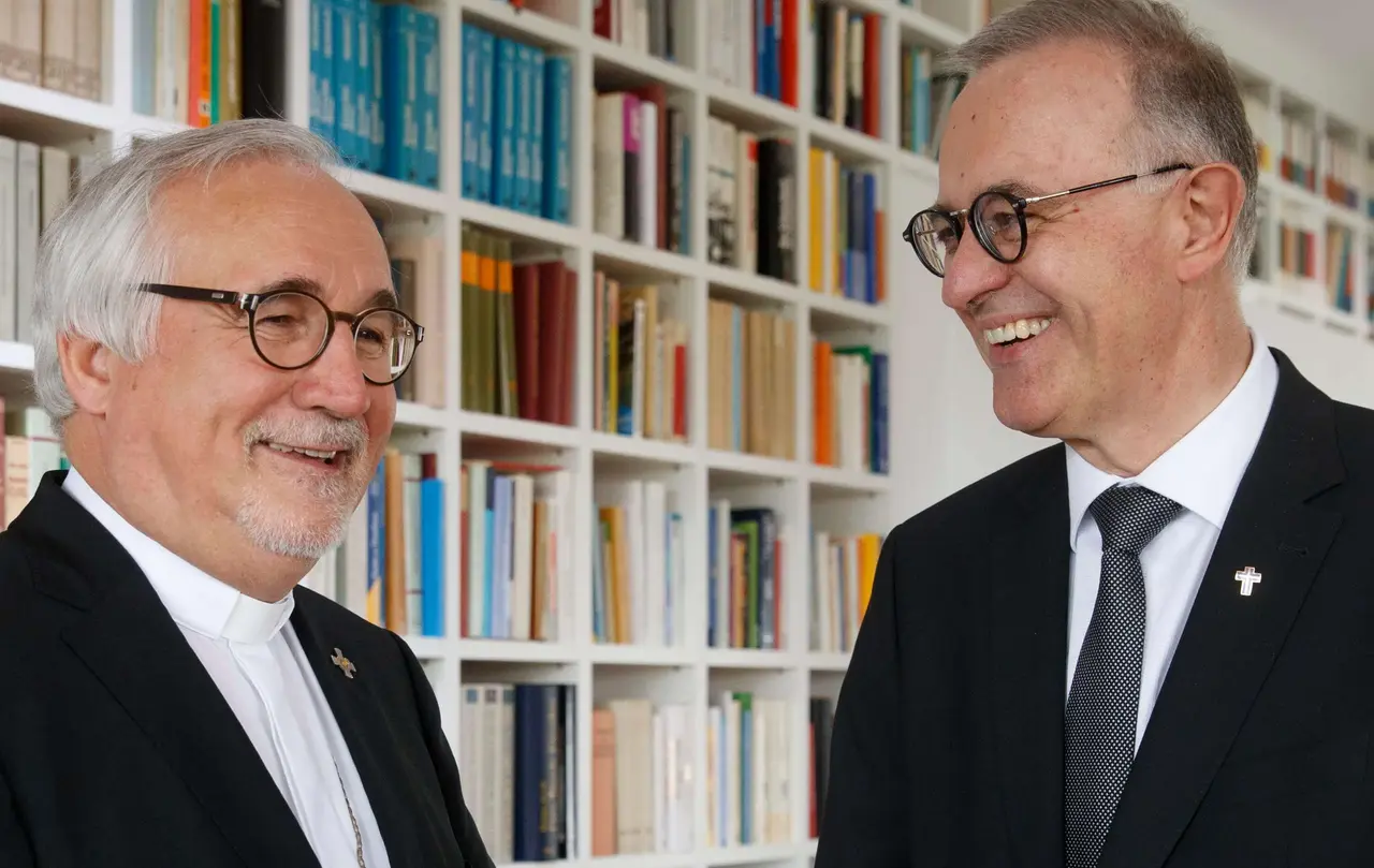 Landesbischof Dr. h. c. Frank Otfried July (rechts) zusammen mit Dr. Gebard Fürst, Bischof der Diözese Rottenburg-Stuttgart.