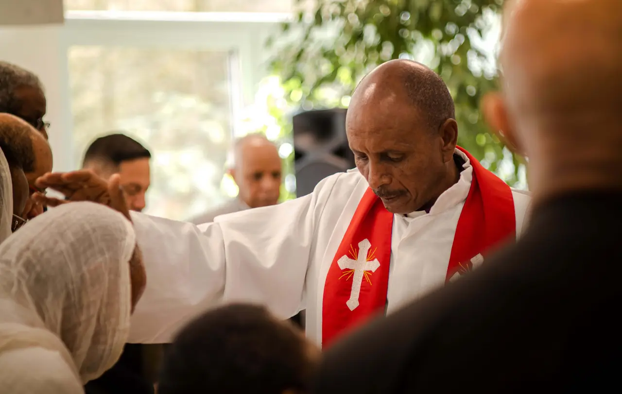 Reverend Yoseph, Präsident der ELCE (Evangelical Lutheran Church of Eritrea) beim gemeinsamen Abendmahl der Eritreisch-Lutherischen Gemeinden zu Ostern.