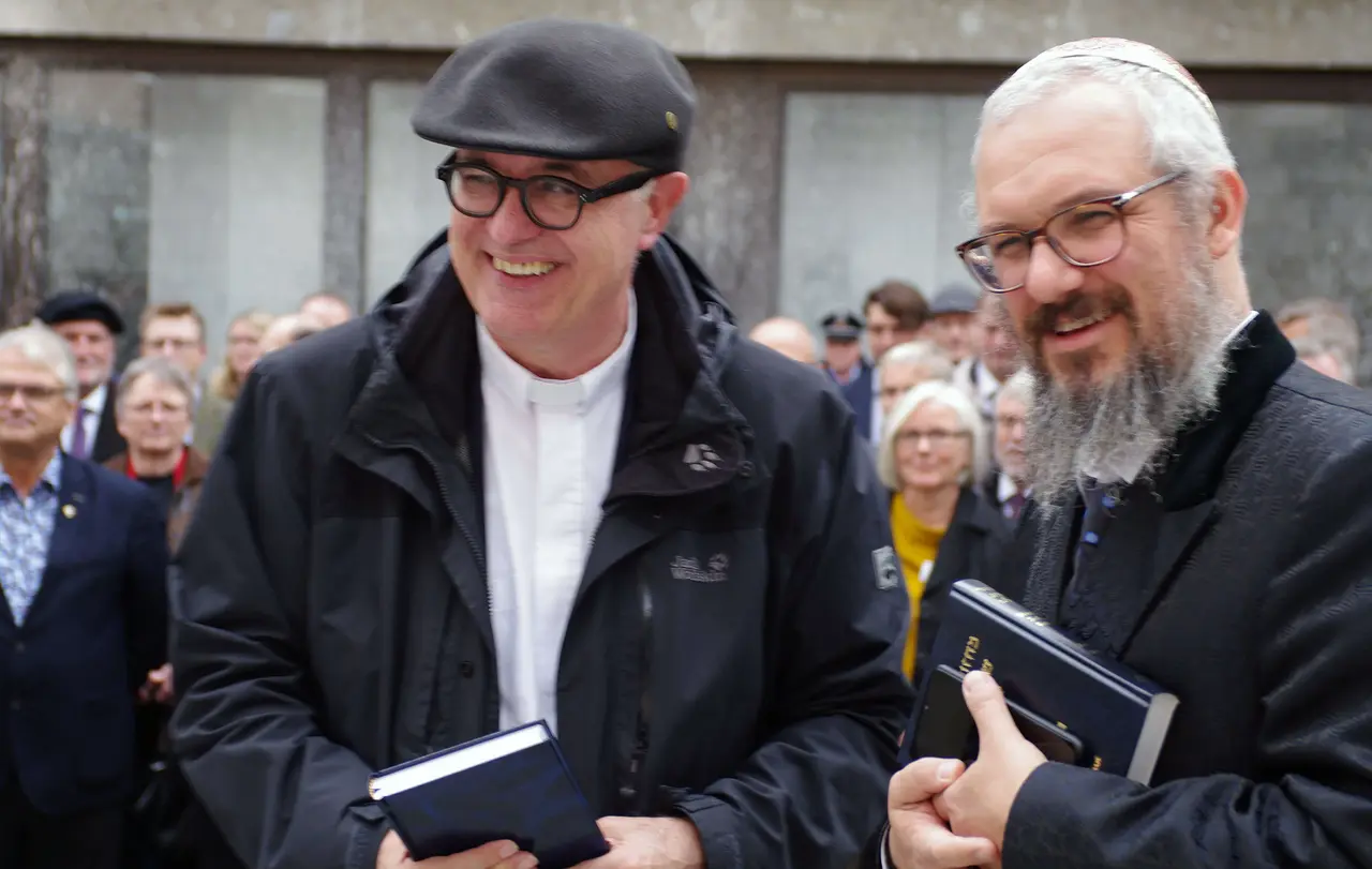 Christlich-jüdische Begegnung im Herbst 2019: Als Zeichen der Solidarität mit den jüdischen Gemeinden nach dem Anschlag auf die Synagoge in Halle nutzte die 15. Landessynode ihre letzte Sitzung zu einem Besuch an der Synagoge in Stuttgart. Im Vordergrund Landesbischof Dr. h. c. Frank Otfried July und Rabbiner Jehuda Puschkin (Archivfoto).