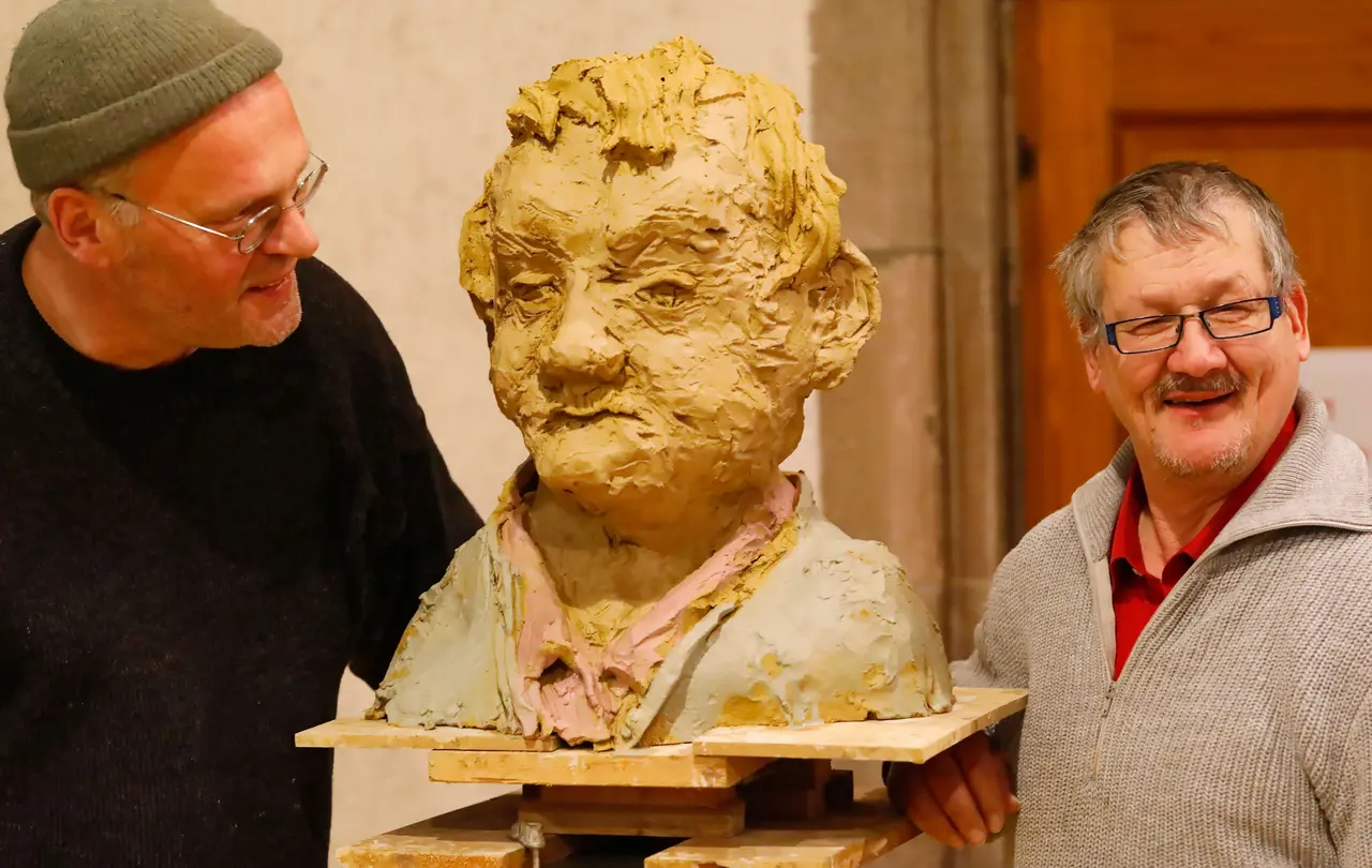 Franz-Josef Schneider und sein Double. Auch der Berliner Künstler, Harald Birck, scheint zufrieden.