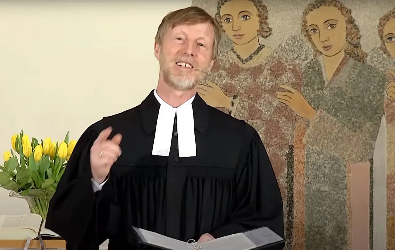 Pfarrer Johannes Eißler während des Fernsehgottesdienstes in der Eninger Andreaskirche.