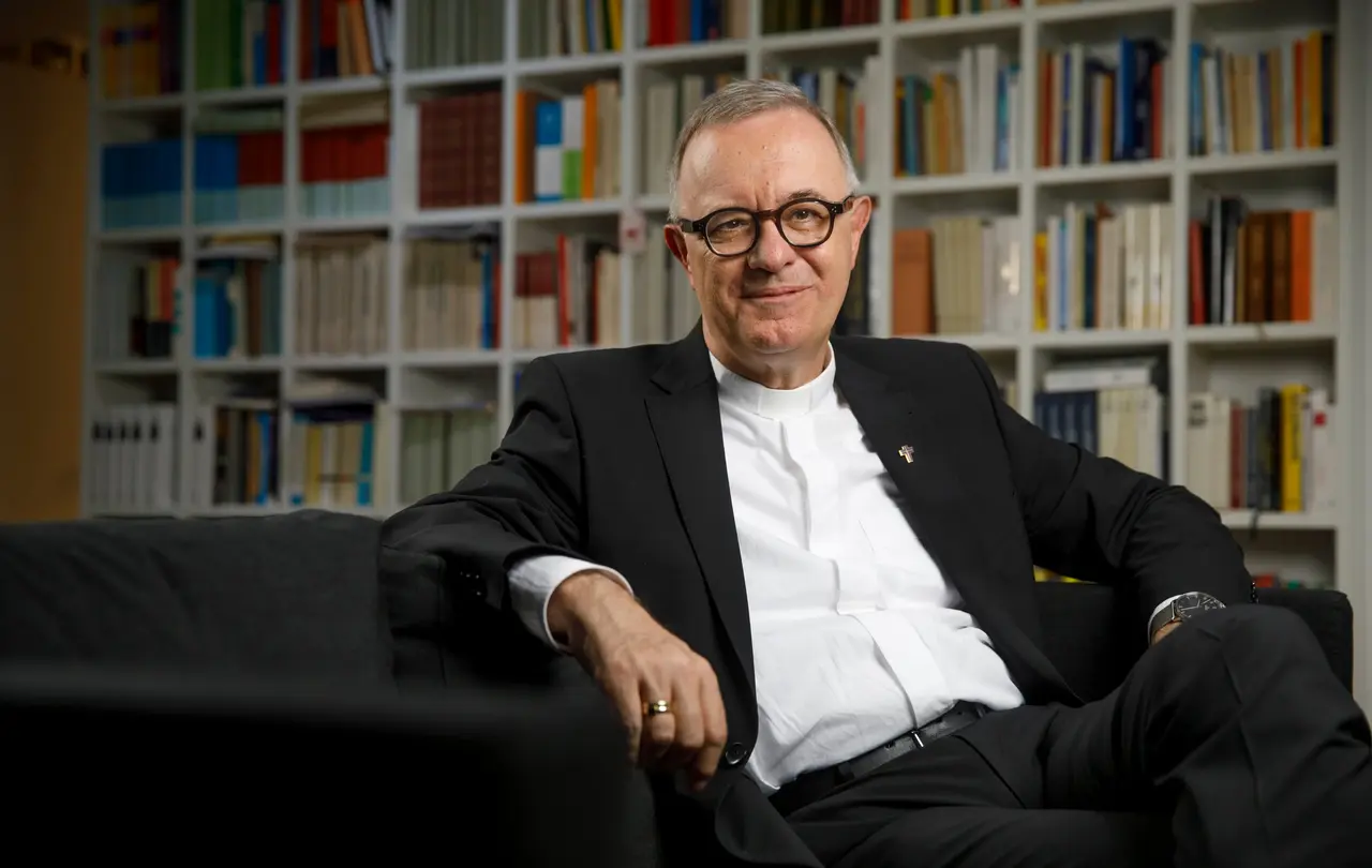 Landesbischof Dr. h. c. Frank Otfried July Landesbischof July wird im Ruhestand sicher mehr Zeit auf dem Sofa verbringen können ...