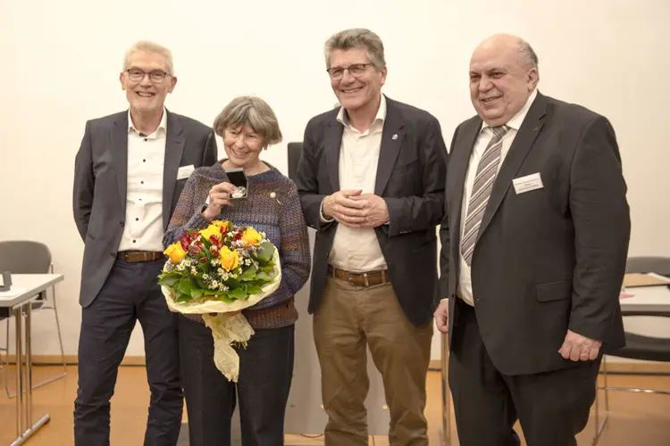 Vl.n.r. Dekan Norbert Braun (Münsingen), Gisela Keller, Landesbischof Ernst-Wilhelm Gohl, Dekan Michael Karwounopoulos (Bad Urach)