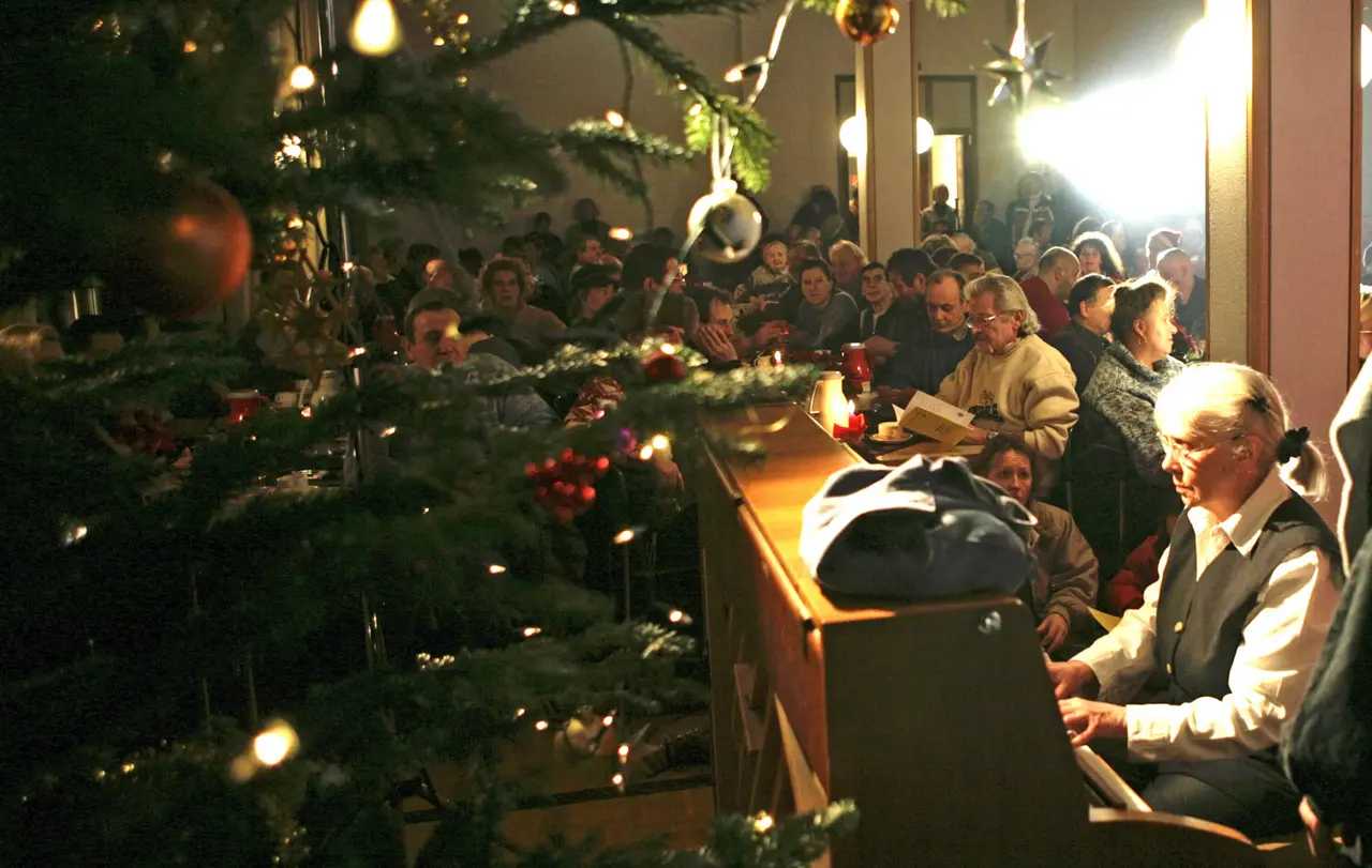 Die Feier hat ihren Ursprung im ersten Nachkriegsweihnachten 1945. Seitdem lädt die eva  jedes Jahr arme Menschen zur Weihnachtsfeier ein.