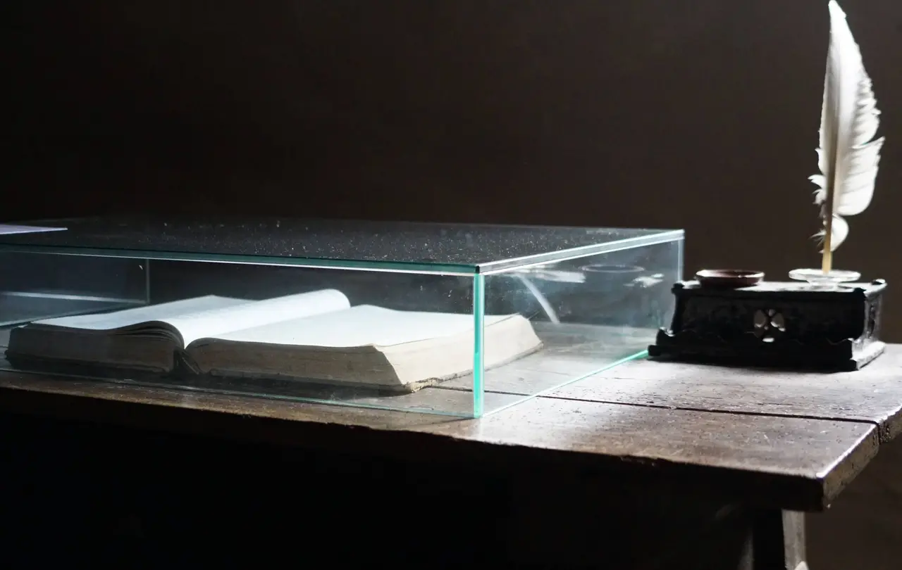 An diesem Schreibtisch arbeitete Henri Arnaud.