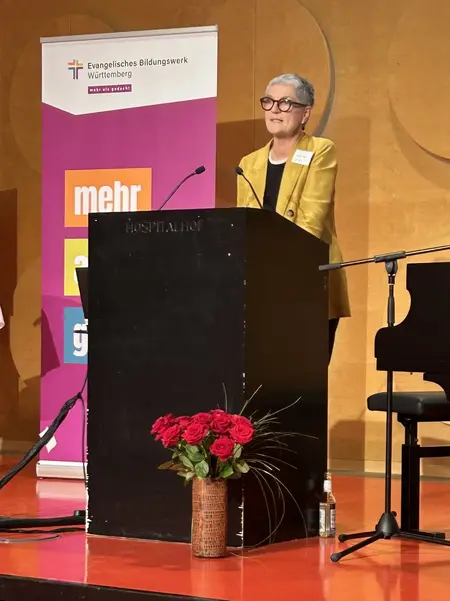 Carmen Rivuzumwami, Leiterin des Dezernats für Bildung, Schule und Diakonat im Oberkirchenrat der württembergischen Landeskirche, bei ihrem Grußwort